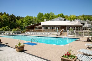 Een binnenzwembad en een verwarmd zwembad