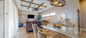 モダンなウォーターフロントの家w /素晴らしいプライベートプールとデッキ - 犬に優しい！