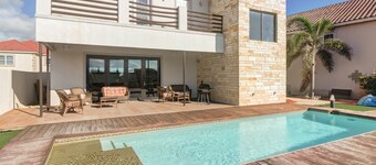 Moderne havnefront hjem med fantastisk privat basseng og dekk - hundevennlig!