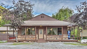 A lodge with a stone facade, large windows, and a covered porch. - Huge Preston Cabin w/ Game Room & Mountain Views! (Preston)