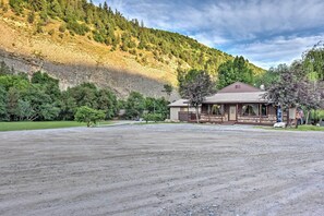 Exterior - Huge Preston Cabin w/ Game Room & Mountain Views! (Preston)