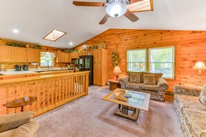 Fernseher, Kamin, DVD-Player, Bücher