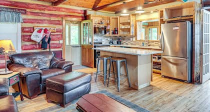 Lakefront Mercerin mökki w / 2 Loftia, Fire Pit & Porch