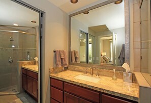 Shower, towels - Upgraded Condo with Mountain and Golf Course View LQ135 LIC#065705 (La Quinta)