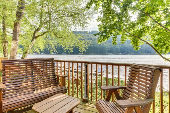 Property grounds - Waterfront Townhouse with Dock and Well-Appointed Deck - Close to Skiing (McHenry)