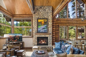 Smart-TV, peis, DVD-spiller og bordtennis