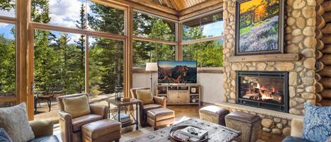 Smart-TV, peis, DVD-spiller og bordtennis