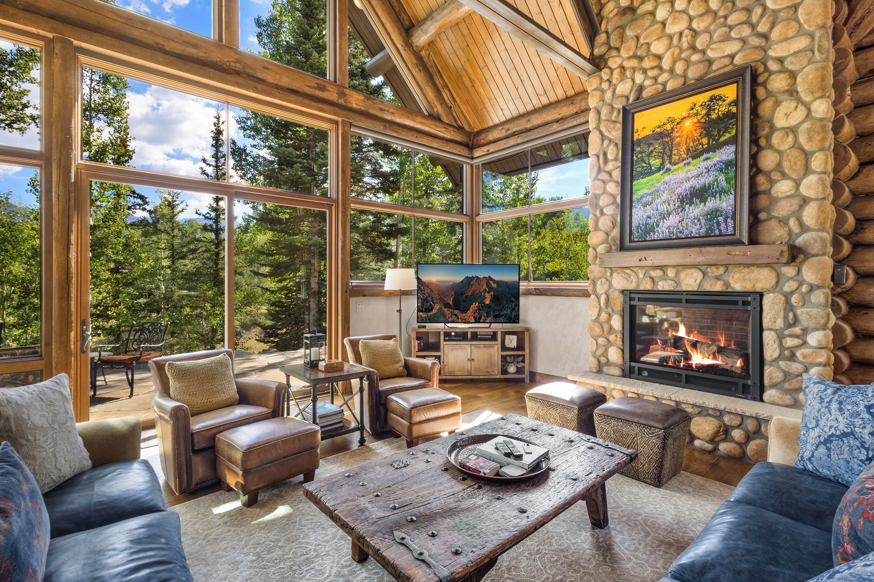 Smart TV, fireplace, DVD player, table tennis