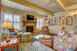TV, fireplace, DVD player, books