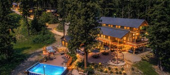 Retraite privée dans les bois sur 20 acres!  Grand Lodge avec 8 Cabines Studio !!