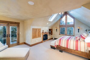 5 bedrooms, iron/ironing board, free WiFi, bed sheets