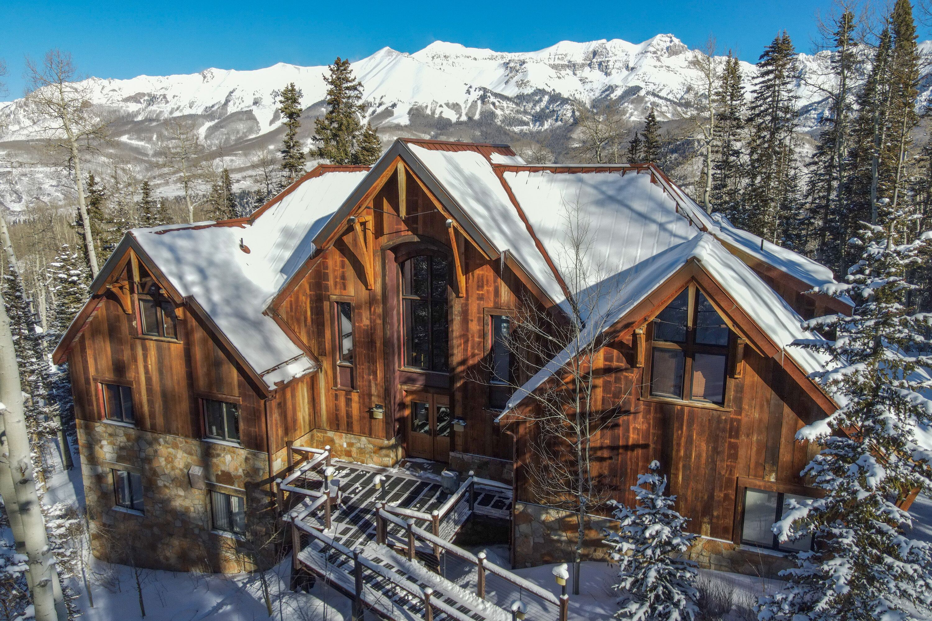 ALPENGLOW-Luxury, Convenience & Views! Hot Tub, Gym, & Walk-to-Ski