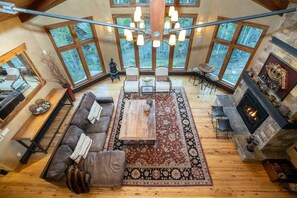 Älytelevisio, takka, DVD-soitin, stereot