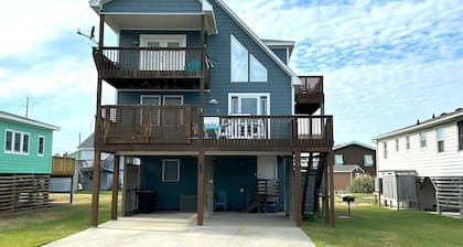 LÄHELLÄ BEACH- 4 makuuhuonetta, vain lyhyt kävelymatka Beach, Dog Friendly!