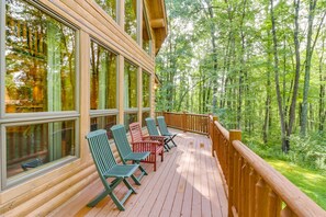 Terrace/patio - Beautiful Cabin in the Woods with Private Hot Tub & Game Room, Close to Skiing (McHenry)