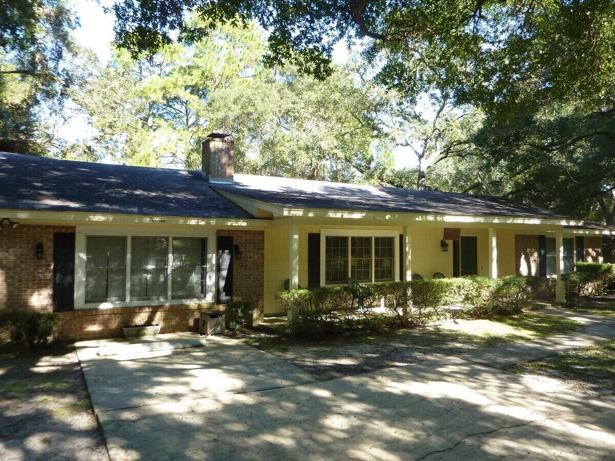 LAKEVIEW 3 bedrooms, 2.5 bathrooms
