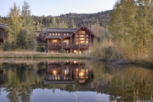 Salmonfly Lodge Remodeled Teton Springs Log Cabin in Victor w/ Hot Tub & A/C