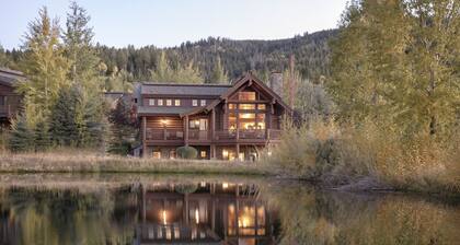 Salmonfly Lodge Remodeled Teton Springs Log Cabin in Victor w/ Hot Tub & A/C