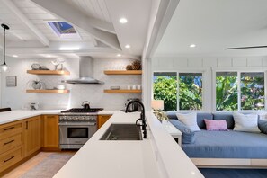 Kühlschrank, Mikrowelle, Ofen, Wasserkocher mit Kaffee-/Teezubehör