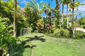 Property grounds - Private Hot tub & Steps from Hanalei Bay (Hanalei)