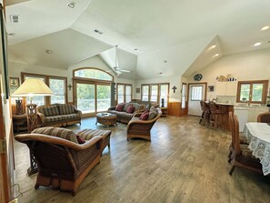 تلفزيون ذكي، مدفأة، مشغل دي في دي