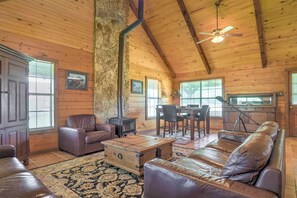 TV - On Farm: Rustic Carmine Log Cabin w/ Porch! (Carmine)