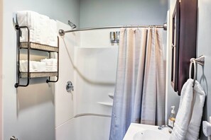Articles de toilette gratuits, sèche-cheveux, serviettes fournies