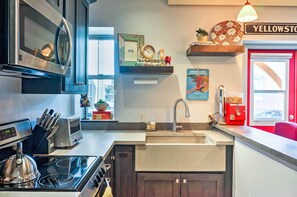 Refrigerador, microondas, parrilla de estufa y cafetera y tetera