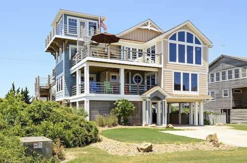 MERKITTÄVÄÄ on oma uima-allas, havainto huone, 4 makuuhuonetta ja biljardipöytä.