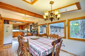 Dining - Forested 'Minikahda Lodge' w/ Hot Tub Near Mt Hood (Rhododendron)