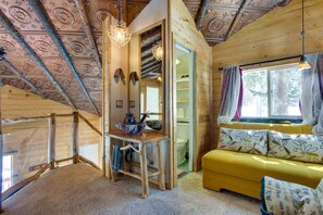 Fernseher, Kamin, Bücher