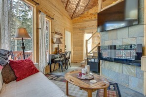 Fernseher, Kamin, Bücher