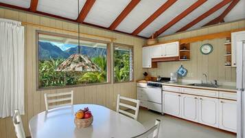 Kylskåp, mikrovågsugn, ugn och spishäll