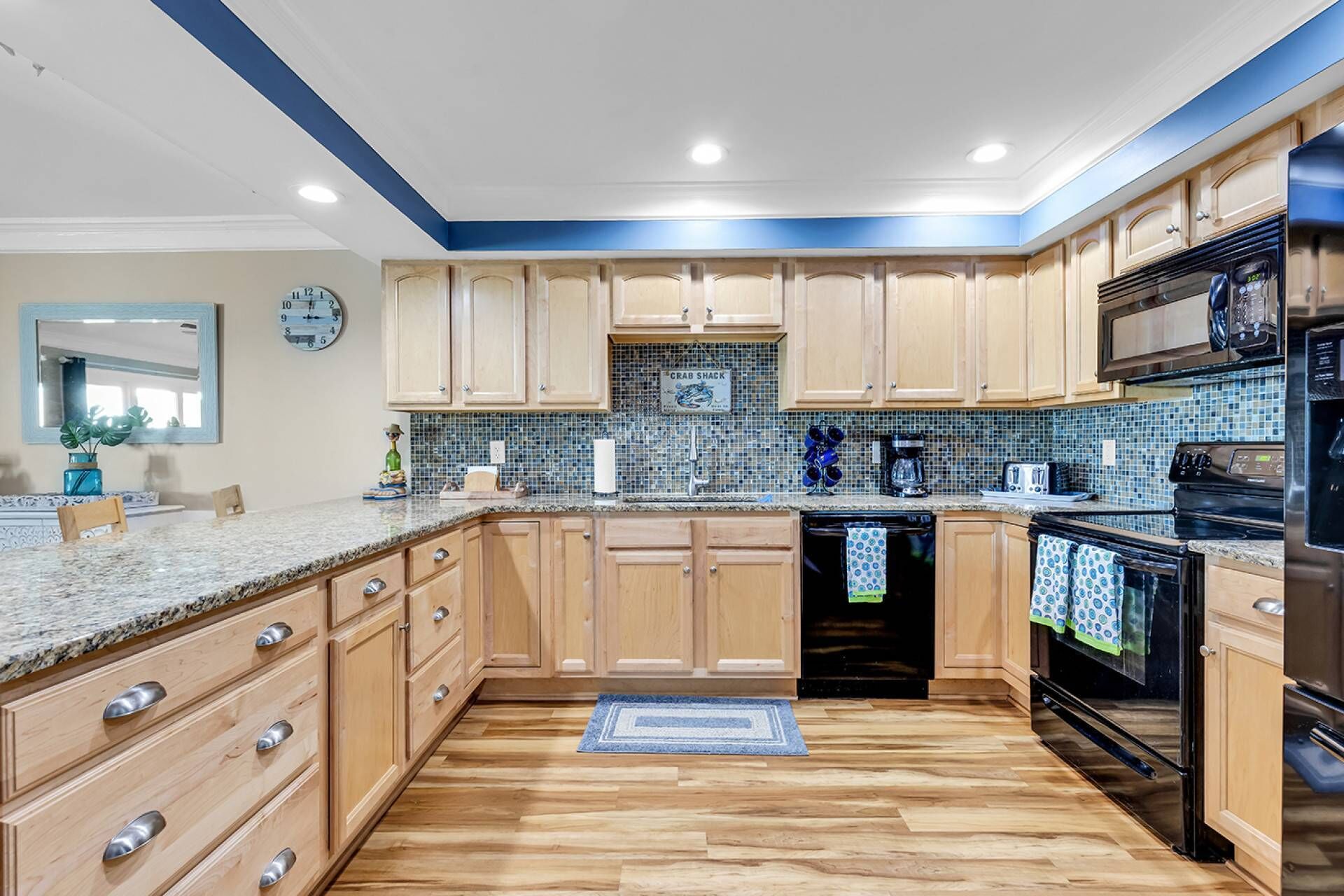 Réfrigérateur, micro-ondes, lave-vaisselle, cafetière/bouilloire