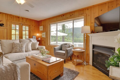 Candler Cabin w/ Deck & Mount Pisgah Views!