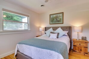 2 bedrooms, blackout curtains, iron/ironing board, Internet - Candler Cabin w/ Deck & Mount Pisgah Views! (Candler)