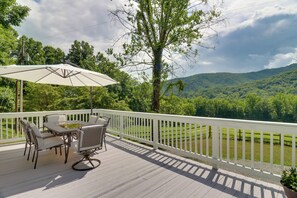 Outdoor dining - Candler Cabin w/ Deck & Mount Pisgah Views! (Candler)