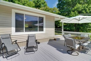 Outdoor dining - Candler Cabin w/ Deck & Mount Pisgah Views! (Candler)