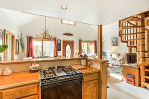 Fridge, microwave, stovetop, dishwasher - 'Marble Hideaway' Cabin w/ Mountain Views + Deck! (Marble)