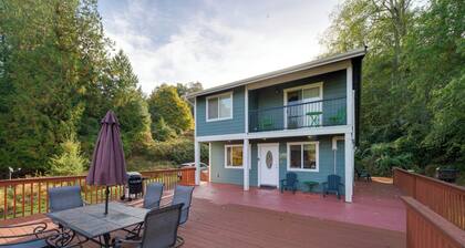 Herron Island Cabin w/ Deck: Walk to Beach!