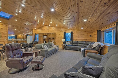 Spacious Kansas Retreat: On-Site Disc Golf!
