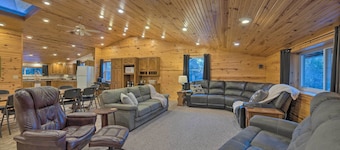 Spacious Kansas Retreat: On-Site Disc Golf!