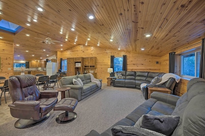 Spacious Kansas Retreat: On-Site Disc Golf!