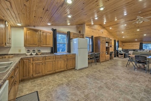 Fridge, microwave, stovetop, dishwasher