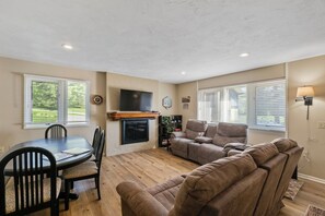 Smart TV, fireplace