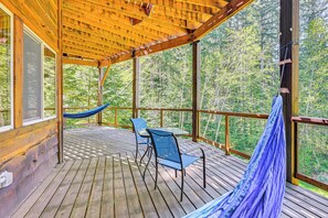 Outdoor dining - 'Grizzly Tower' Packwood Cabin w/ Hot Tub! (Packwood)