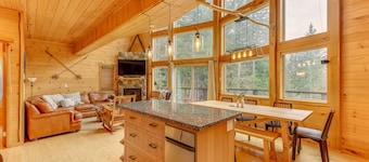 'Grizzly Tower' Packwood Cabin m / Forest Views!
