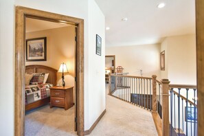 3 عدّة غرف نوم ومكواة/لوح كي وخدمة الإنترنت وملاءات أسرّة