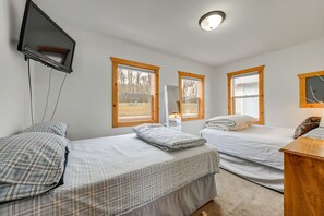 2 bedrooms, iron/ironing board, WiFi, bed sheets - Montello Cabin on Buffalo Lake w/ Dock & Fire Pit! (Montello)