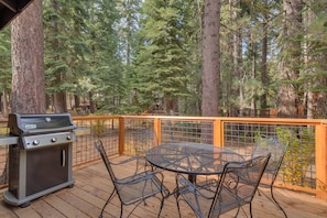 Outdoor dining - Antler Cabin By Tahoe Getaways - Remodeled 2 BR in Tahoe Park - Walk to Lake (Tahoe City)